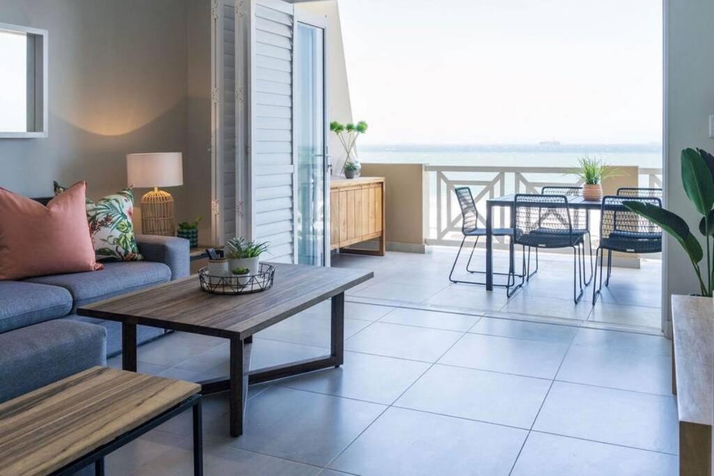 אומדלוטי Waterfront Getaway, 2 Bedroom Seaside Bliss מראה חיצוני תמונה