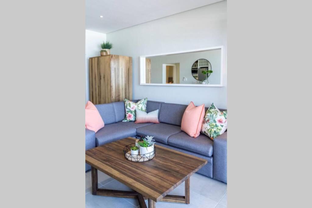 אומדלוטי Waterfront Getaway, 2 Bedroom Seaside Bliss מראה חיצוני תמונה